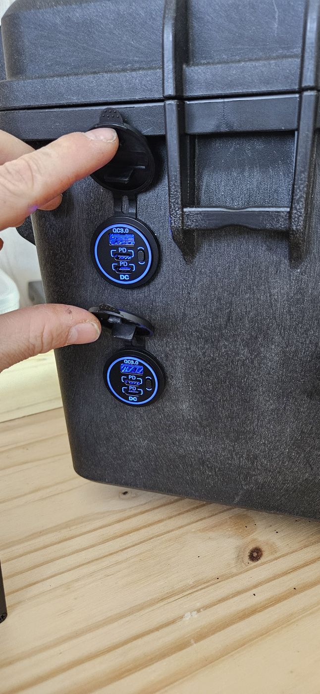 Façade de station d'énergie avec doubles prises USB QC3.0 et USB-C PD étanches