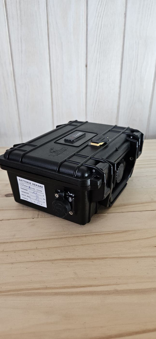 Station d'énergie Li-ion 12,6V 40Ah en valise étanche avec étiquette Batterie Répare
